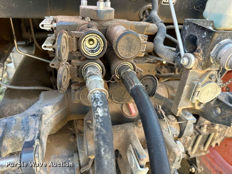 image for item NP9974 2002 Vermeer 605 XL  round baler