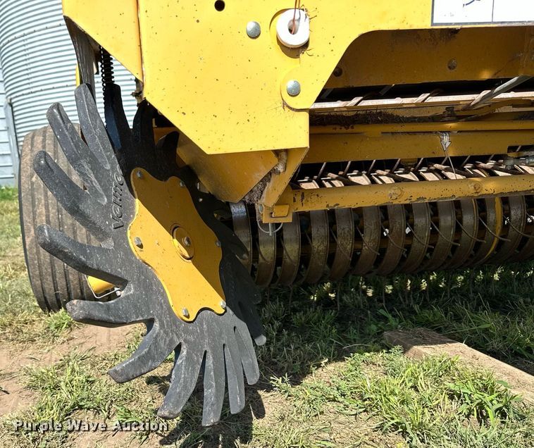 image for item NP9974 2002 Vermeer 605 XL  round baler