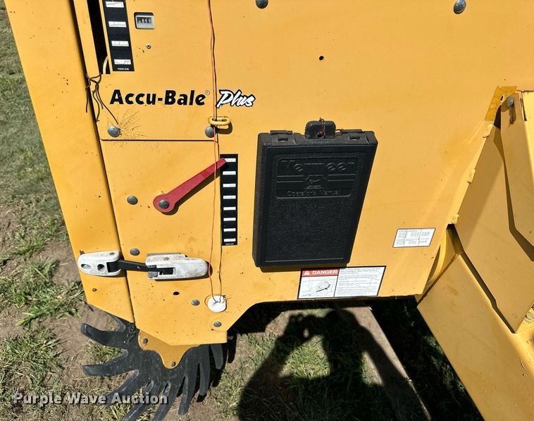 image for item NP9974 2002 Vermeer 605 XL  round baler