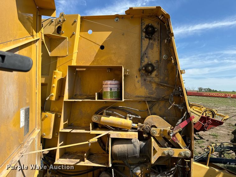 image for item NP9974 2002 Vermeer 605 XL  round baler