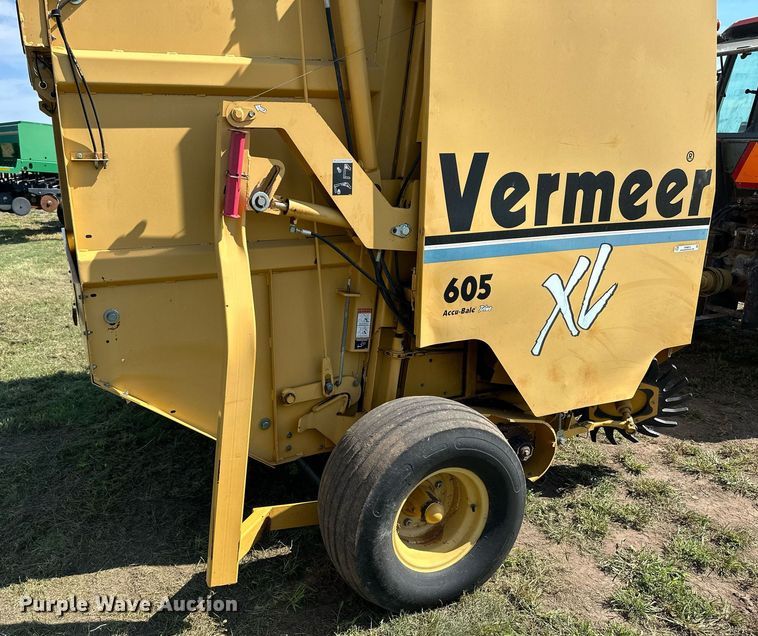 image for item NP9974 2002 Vermeer 605 XL  round baler