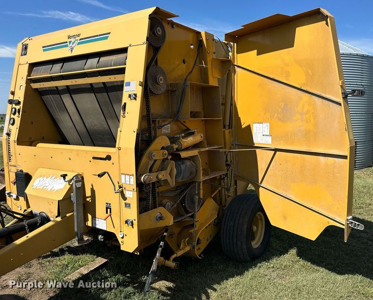 image for item NP9974 2002 Vermeer 605 XL  round baler