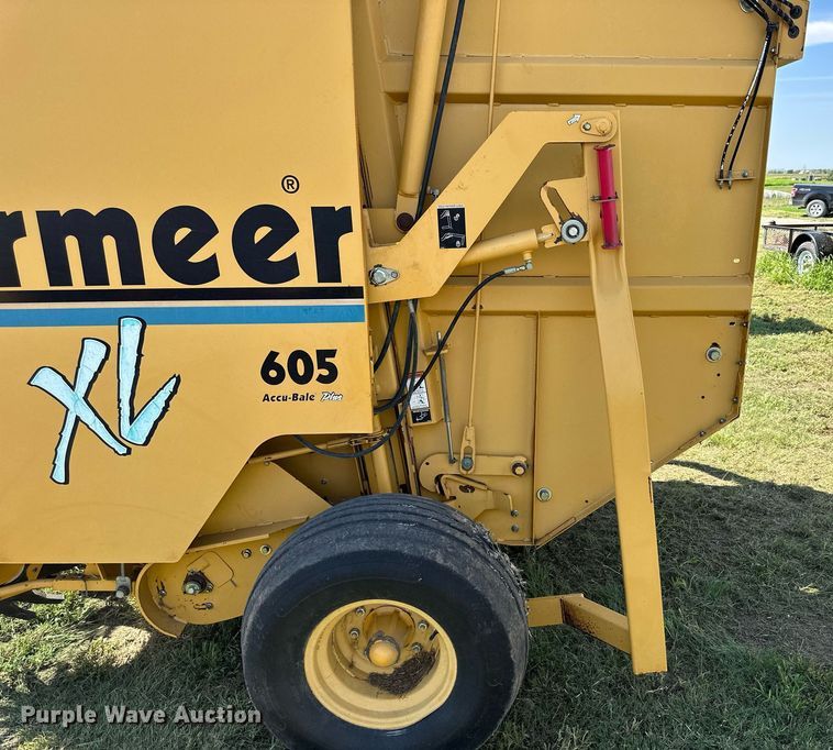 image for item NP9974 2002 Vermeer 605 XL  round baler