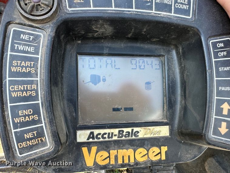 image for item NP9974 2002 Vermeer 605 XL  round baler