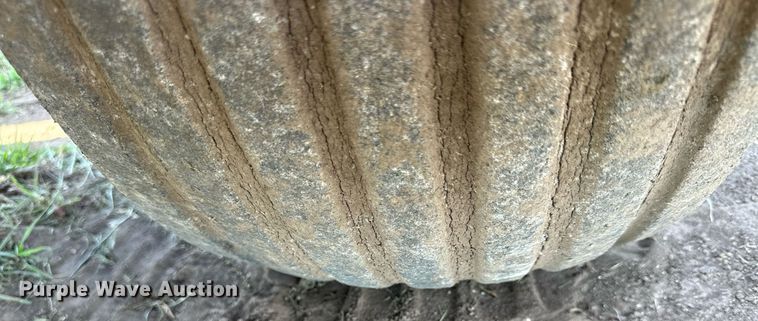 image for item NP9975 New Holland 116  swather / windrower