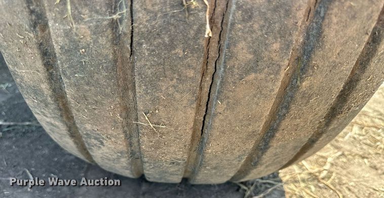 image for item NP9975 New Holland 116  swather / windrower