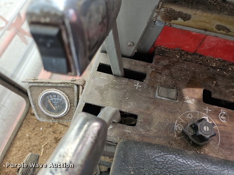 image for item NT9800 Massey Ferguson 760  combine