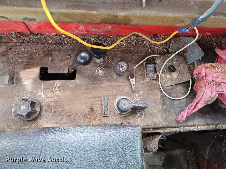 image for item NT9800 Massey Ferguson 760  combine