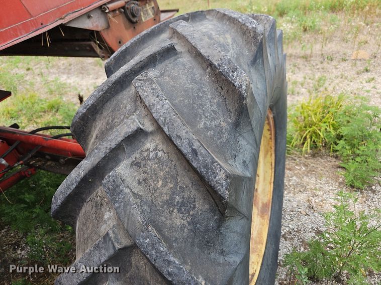 image for item NT9800 Massey Ferguson 760  combine