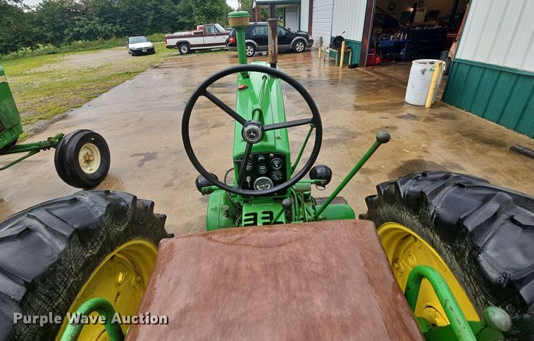 image for item NT9901 John Deere 520  tractor