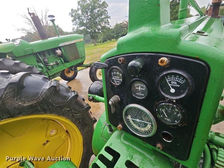 image for item NT9901 John Deere 520  tractor
