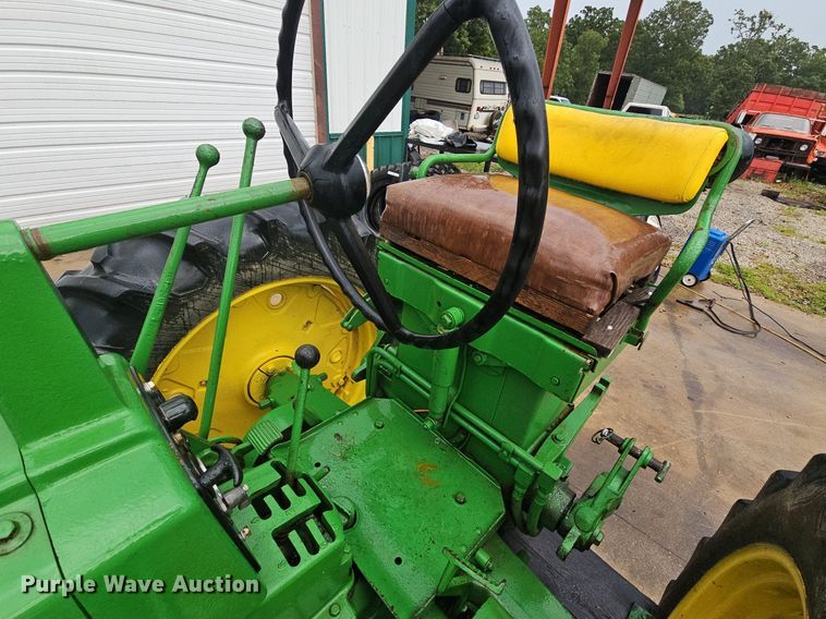 image for item NT9901 John Deere 520  tractor