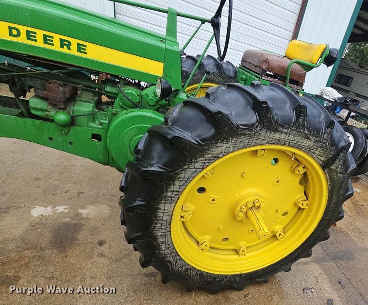image for item NT9901 John Deere 520  tractor