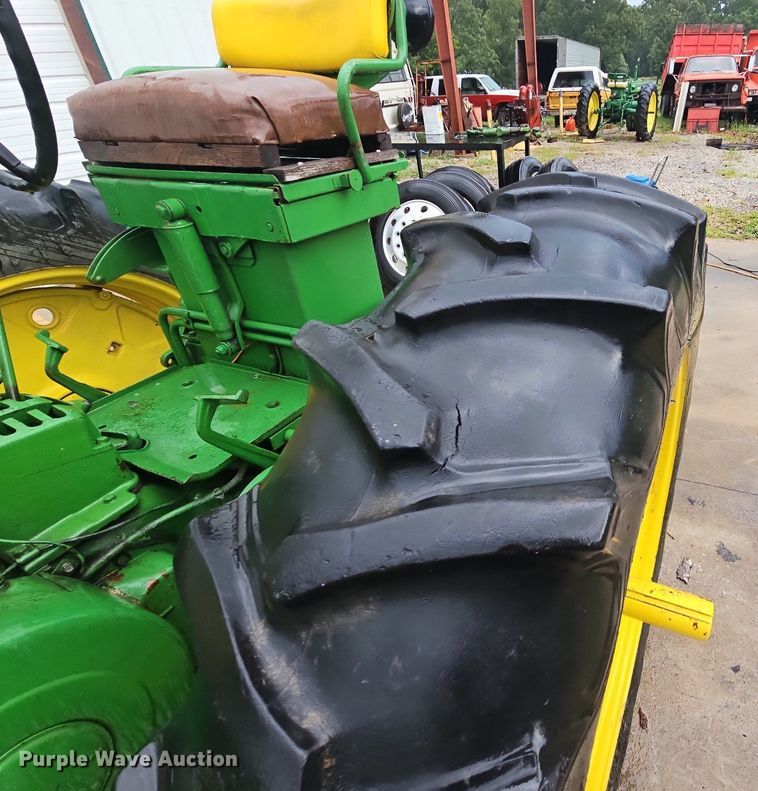 image for item NT9901 John Deere 520  tractor