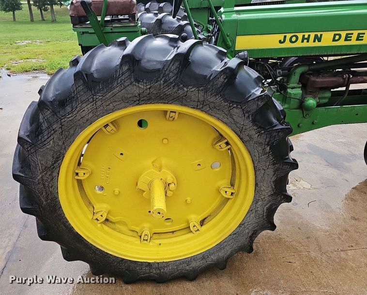 image for item NT9901 John Deere 520  tractor