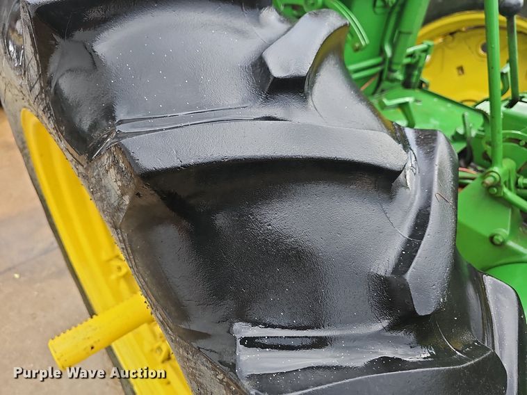 image for item NT9901 John Deere 520  tractor