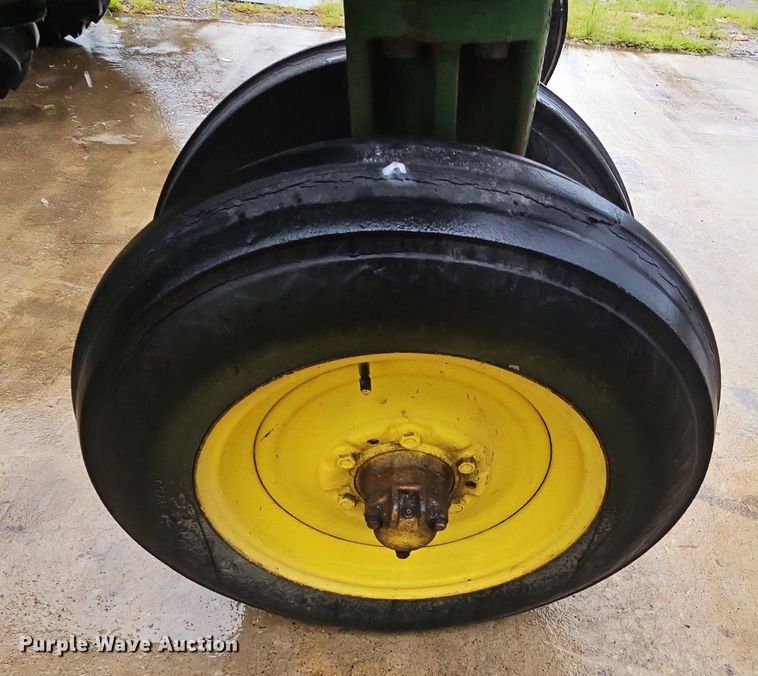 image for item NT9901 John Deere 520  tractor