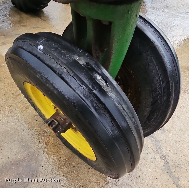 image for item NT9901 John Deere 520  tractor