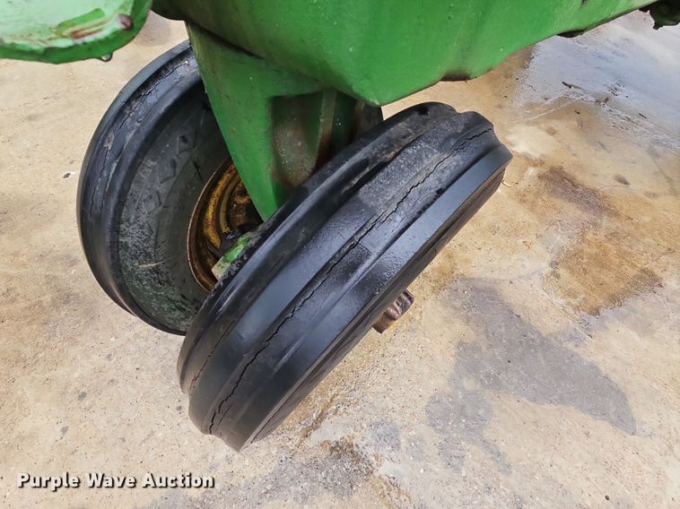 image for item NT9901 John Deere 520  tractor