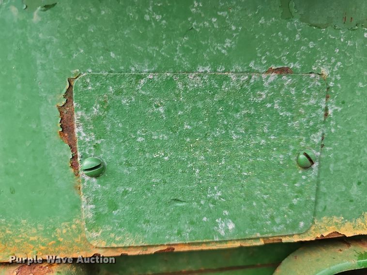 image for item NT9901 John Deere 520  tractor