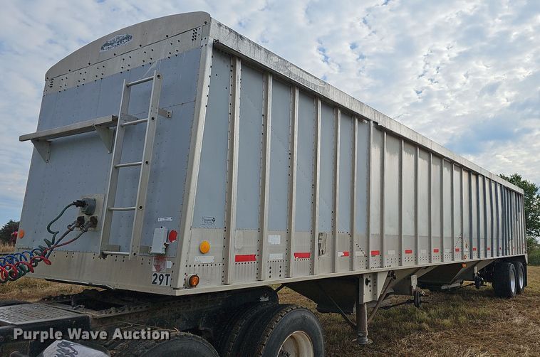 image for item NT9911 1996 Diamond T  grain trailer