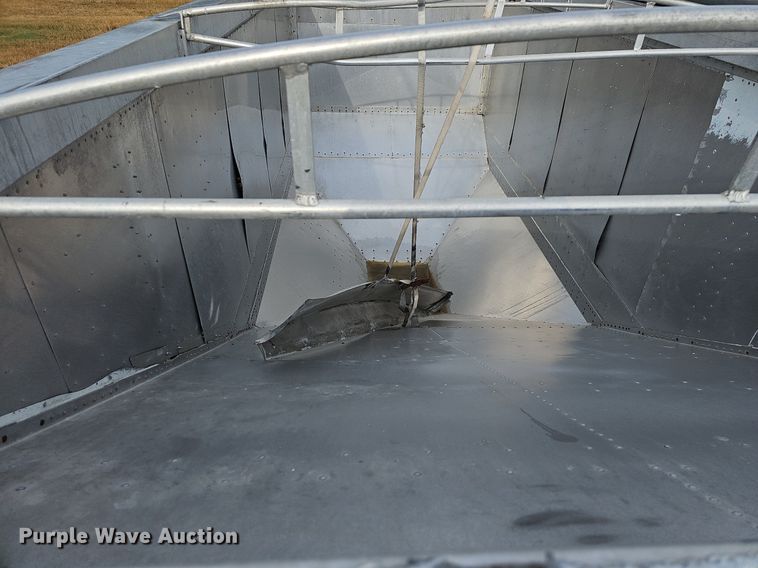 image for item NT9911 1996 Diamond T  grain trailer