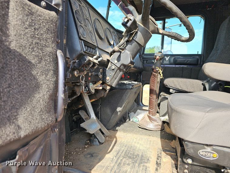 image for item NT9912 1988 International F9370  grain truck with trailer