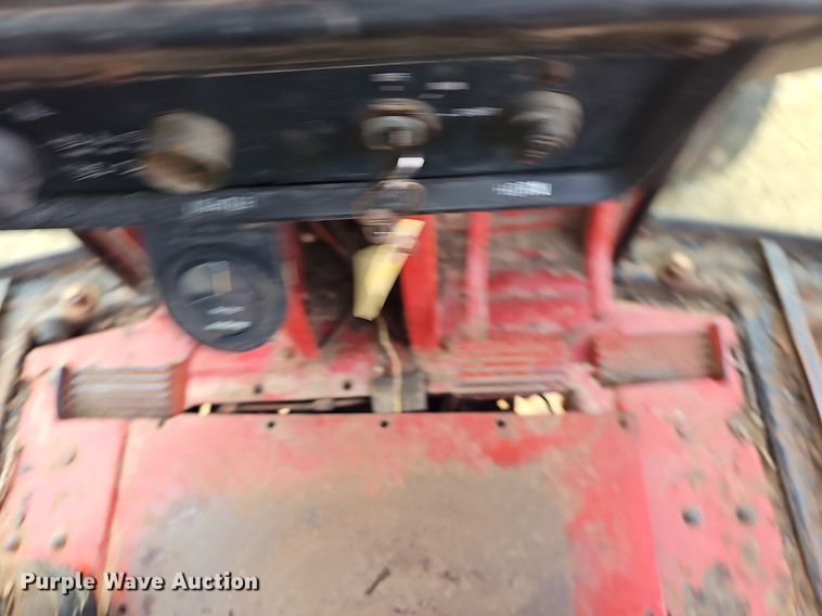 image for item NT9913 1977 International 986  tractor