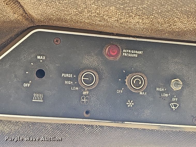 image for item NT9913 1977 International 986  tractor