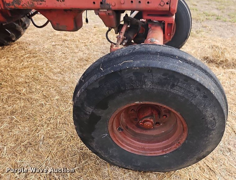 image for item NT9913 1977 International 986  tractor