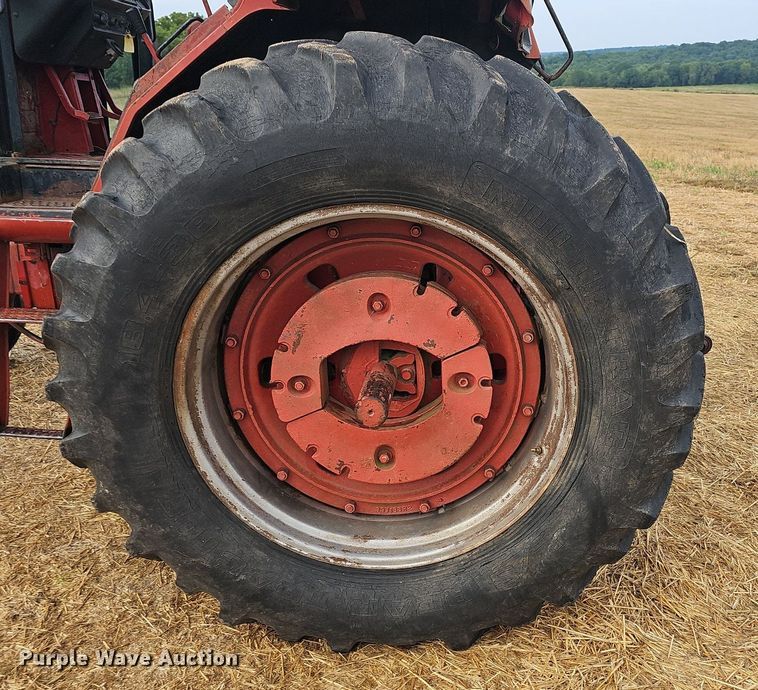 image for item NT9913 1977 International 986  tractor