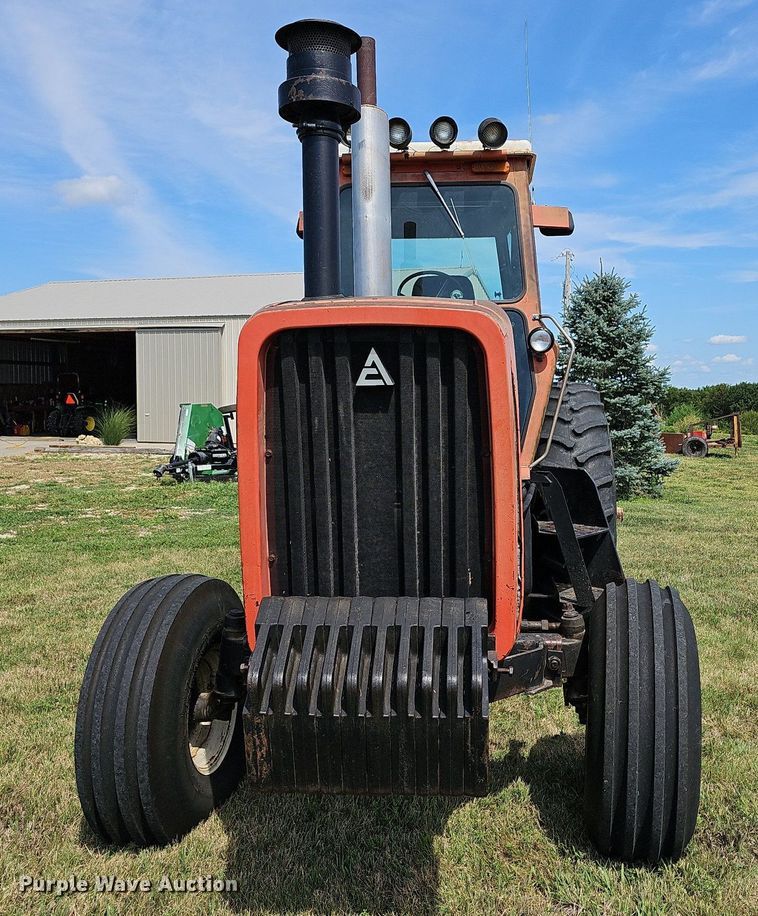 image for item NU9121 1981 Allis Chalmers 7045  tractor