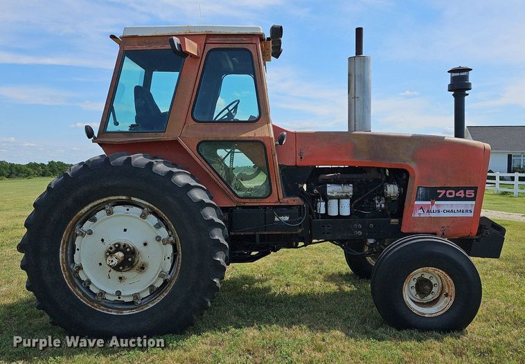 image for item NU9121 1981 Allis Chalmers 7045  tractor