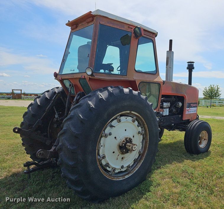 image for item NU9121 1981 Allis Chalmers 7045  tractor