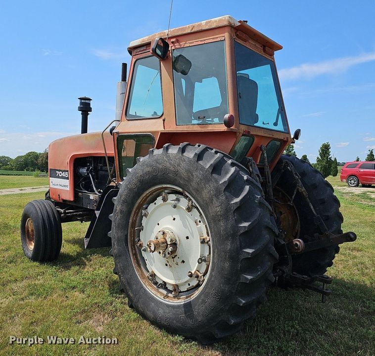 image for item NU9121 1981 Allis Chalmers 7045  tractor