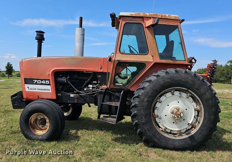 image for item NU9121 1981 Allis Chalmers 7045  tractor