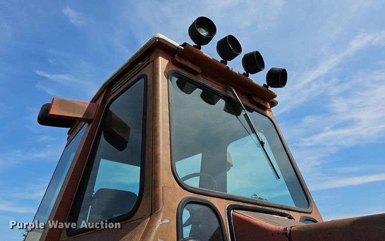 image for item NU9121 1981 Allis Chalmers 7045  tractor