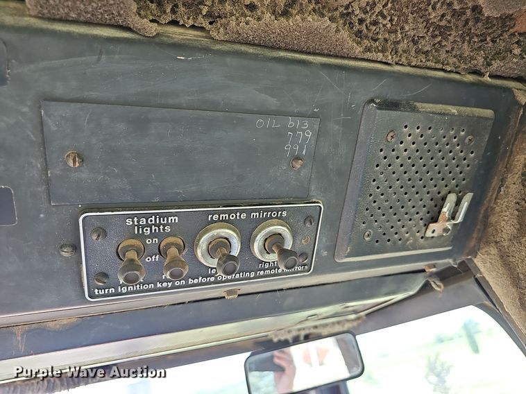 image for item NU9121 1981 Allis Chalmers 7045  tractor