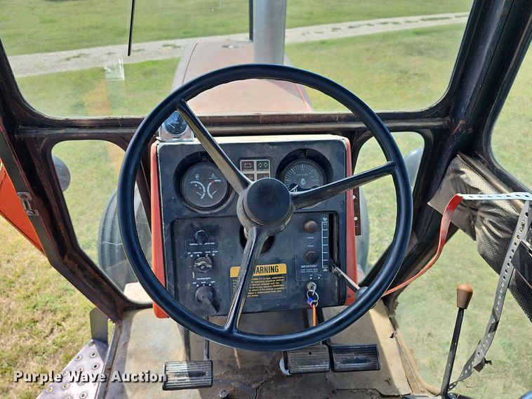 image for item NU9121 1981 Allis Chalmers 7045  tractor