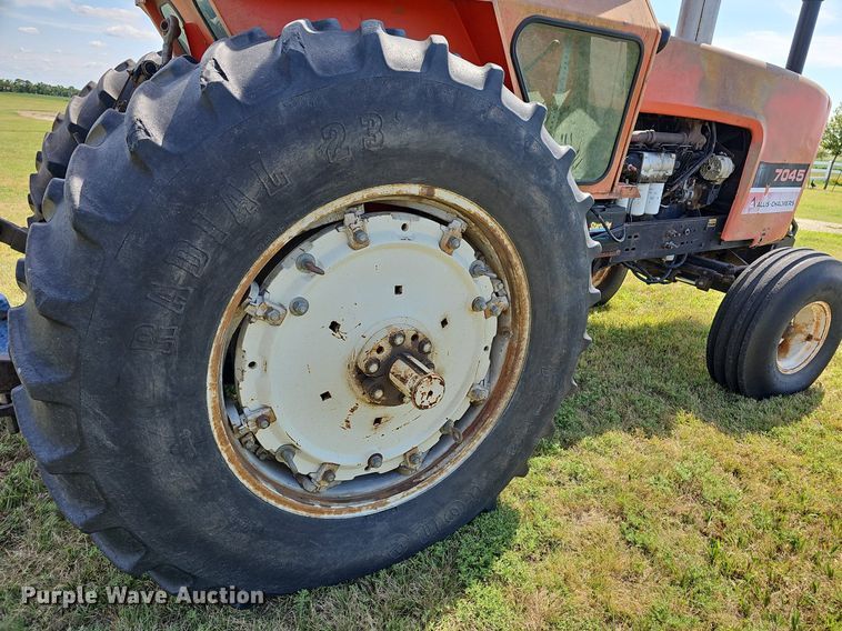 image for item NU9121 1981 Allis Chalmers 7045  tractor