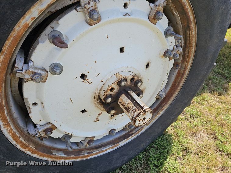 image for item NU9121 1981 Allis Chalmers 7045  tractor