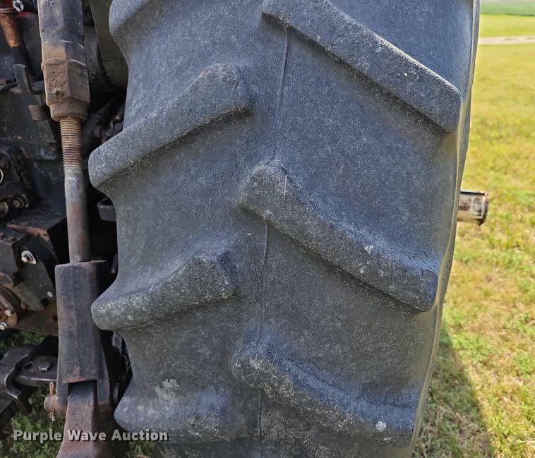 image for item NU9121 1981 Allis Chalmers 7045  tractor