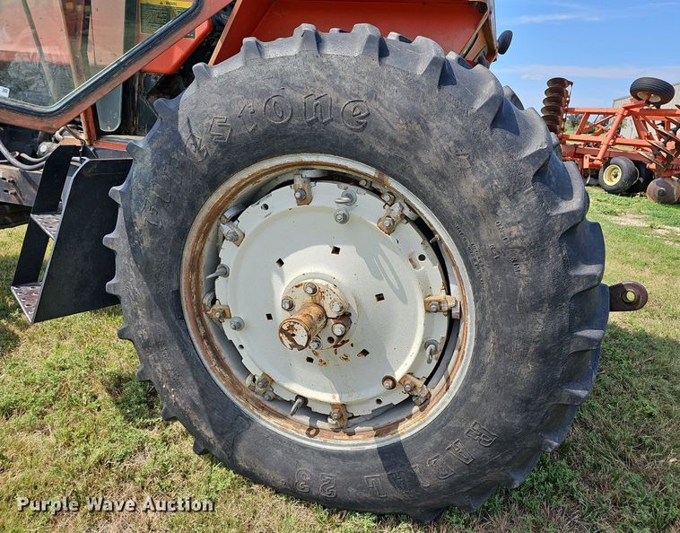 image for item NU9121 1981 Allis Chalmers 7045  tractor