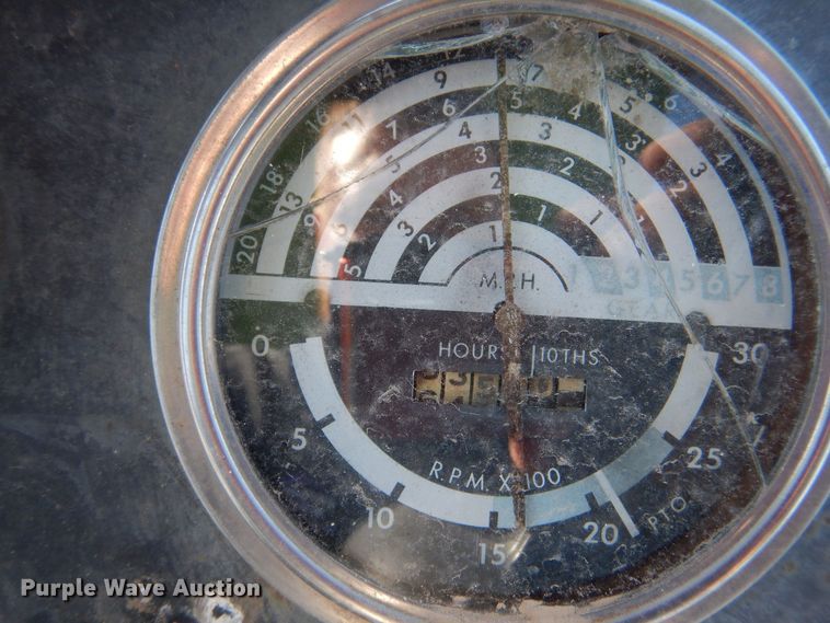 image for item NY9607 1970 John Deere 2020  tractor