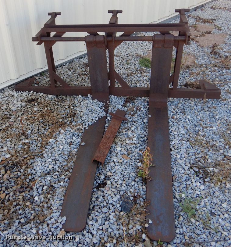 image for item NY9607 1970 John Deere 2020  tractor