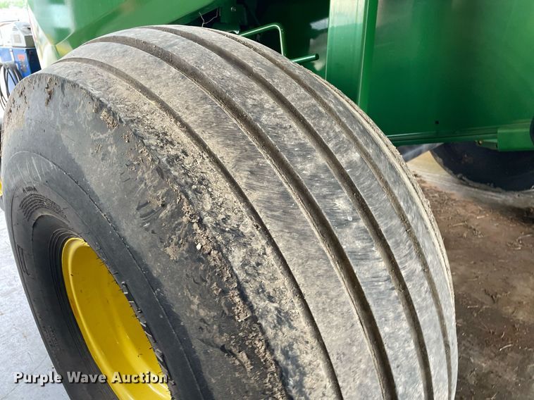 image for item NY9624 2020 John Deere 560R Premium  round baler
