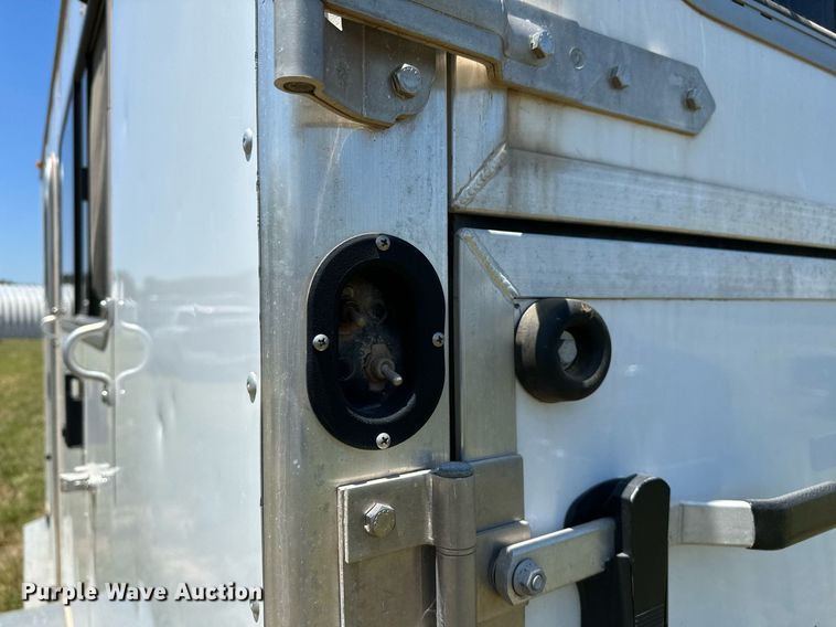 image for item OG9152 2018 Universal Exiss 724  horse trailer