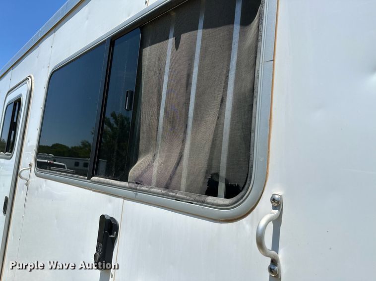 image for item OG9152 2018 Universal Exiss 724  horse trailer