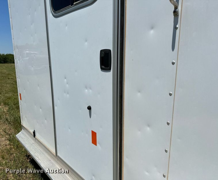 image for item OG9152 2018 Universal Exiss 724  horse trailer