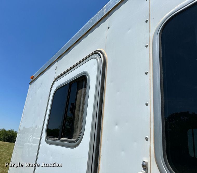 image for item OG9152 2018 Universal Exiss 724  horse trailer